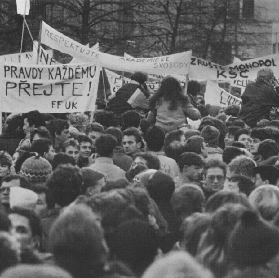 Pád komunismu v Československu a návrat k demokracii
