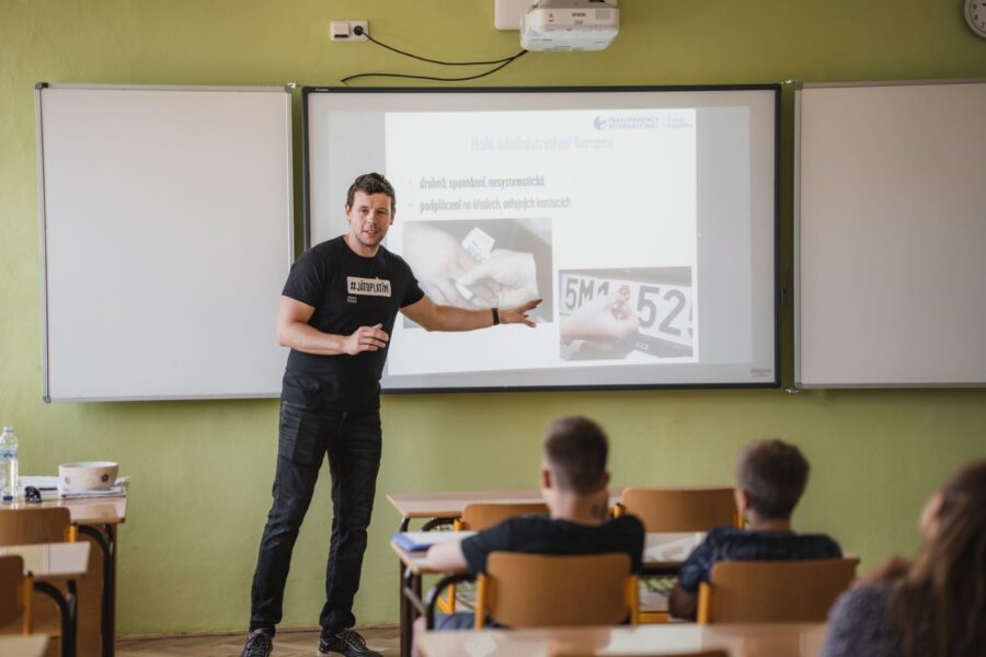 Odhalování korupce, daňové ráje a praní špinavých peněz