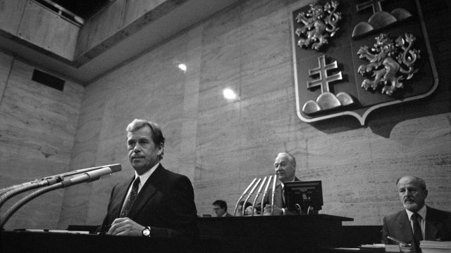 Devadesátá: Jak (ne)vzkvétala naše země